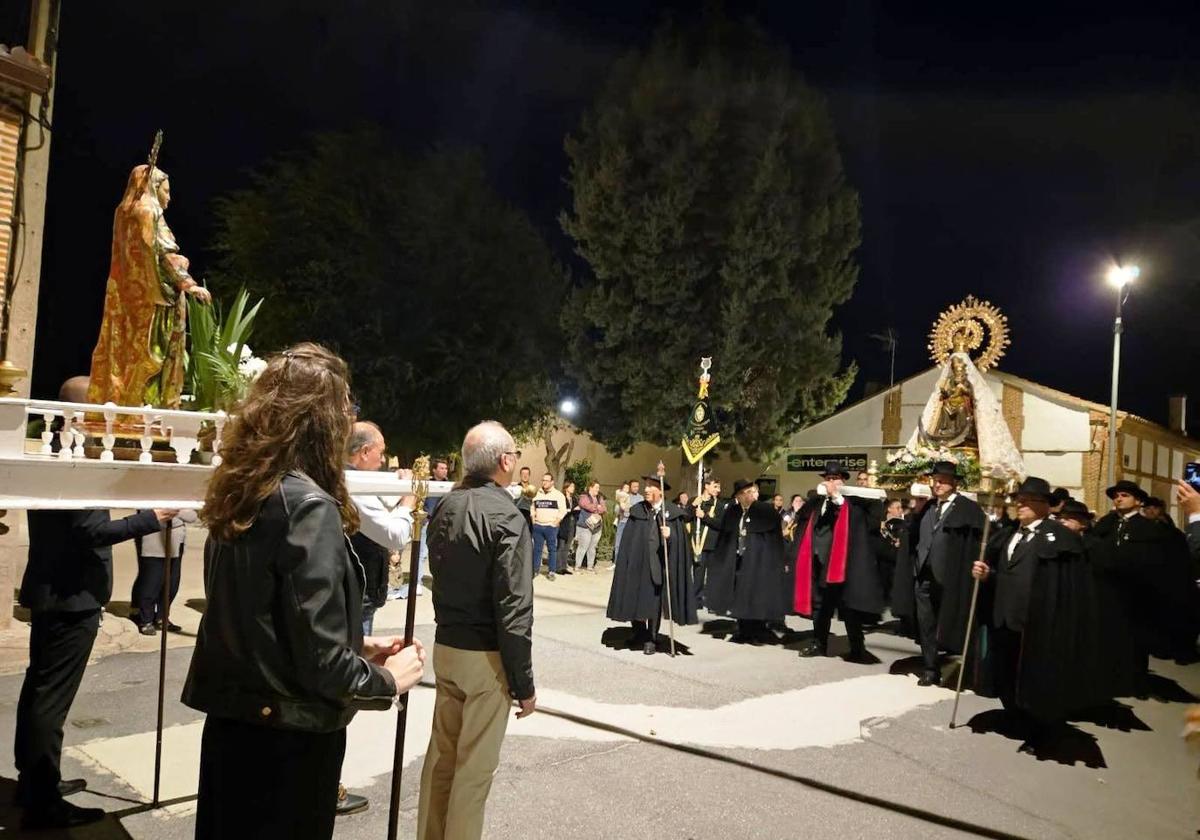 La Virgen de la Soterraña, en el encuentro con Santa Brígida en la noche del sábado en Fuente Olmedo.