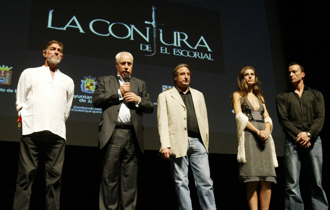 Fabio Testi, Antonio del Real, Juanjo Puigcorbé, Blanca Jara y Pablo Pujol en el estreno de la película 'La Conjura del Escorial' en el teatro Infanta Leonor de Jaén en el año 2008