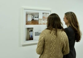 Dos visitantes observan un proyecto de 'Reciclajes domésticos', en el Herreriano.