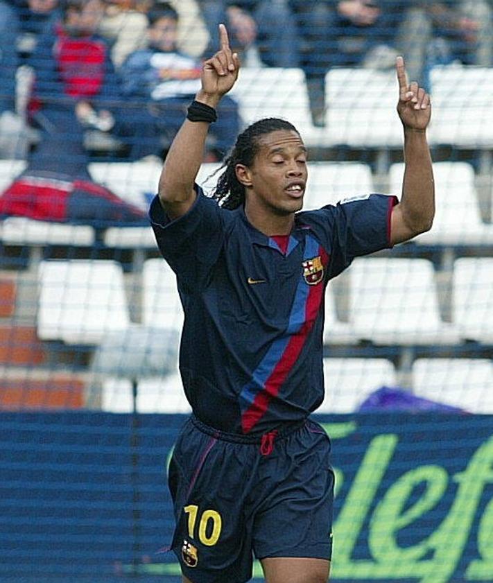 Imagen secundaria 2 - Chema supera a su defensor, Fernando Sales regatea a Reiziger y Ronaldinho celebra el segundo gol del Barça antes de ser expulsado en el minuto 53