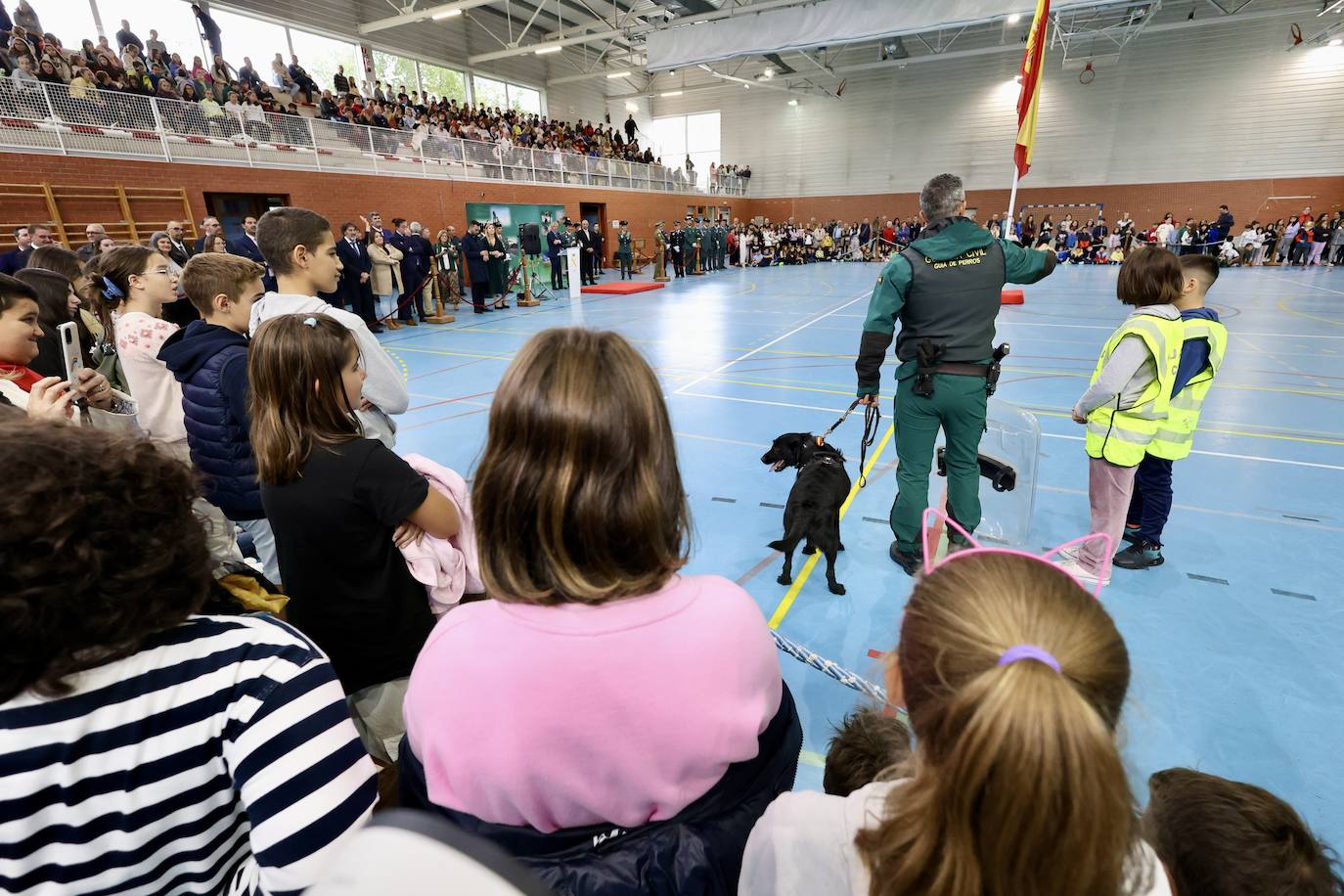 Las imágenes del izado de la bandera nacional en Arroyo de la Encomienda