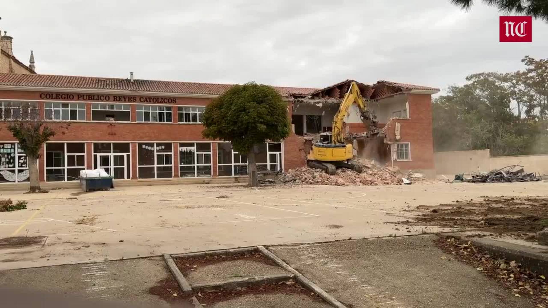 Arrancan las labores de derribo del colegio Reyes Católicos de Dueñas