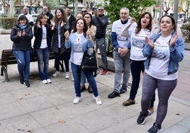 Trabajadores de Bimbo aplauden a sus representantes este martes en el Paseo de Zorrilla antes de la reunión sobre el ERE.