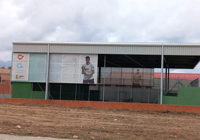 Carpa gigante de Arturo Coello en las pistas de padel de Mojados.