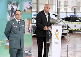 El subdelegado del Gobierno, Jacinto Canales, junto al coronel Andrés Velarde, durante el acto de presentación de las tres operaciones contra la ciberdelincuencia.