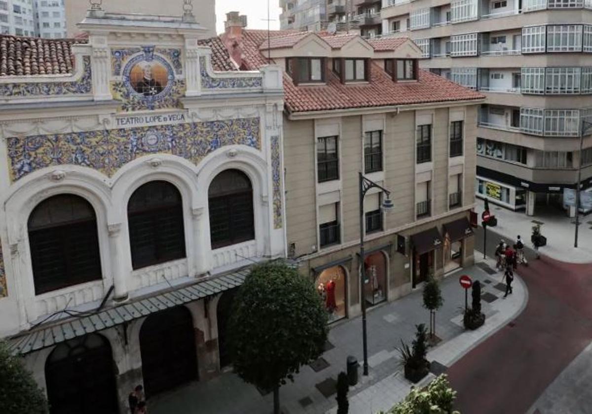 Esquina de las calles Veinte de Febrero y María de Molina, adyacente al Teatro Lope de Vega.