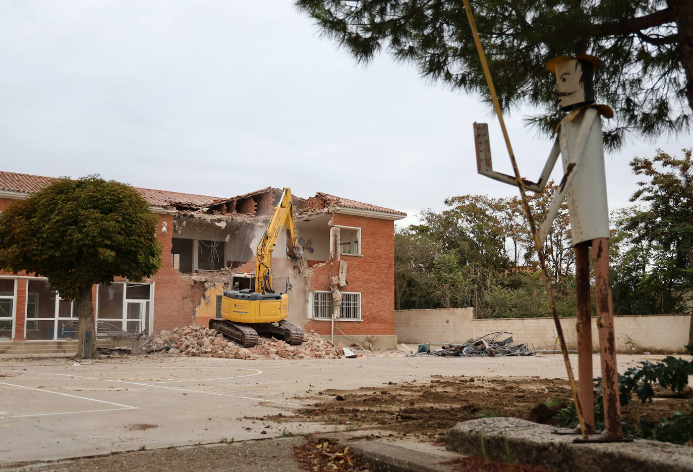 El colegio de Dueñas se reduce a escombros