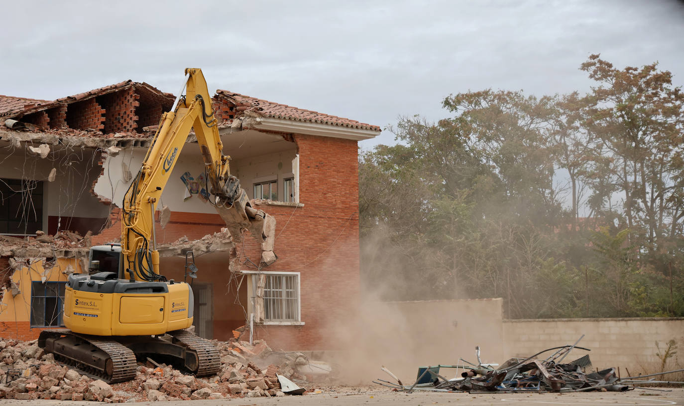 El colegio de Dueñas se reduce a escombros