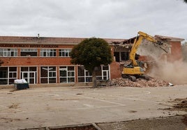 El colegio de Dueñas se reduce a escombros