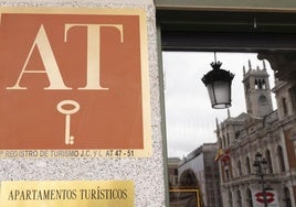 Placa identificativa de un apartamento turístico en pleno casco histórico de Valladolid.