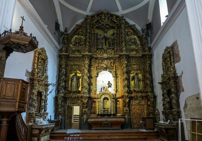 Cancela acristalada en la iglesia del Rosarillo.