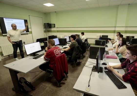 Un aula del IES Galileo, durante una clase de Formación Profesional, donde se denunciaba la falta de profesores en los institutos en 2023.