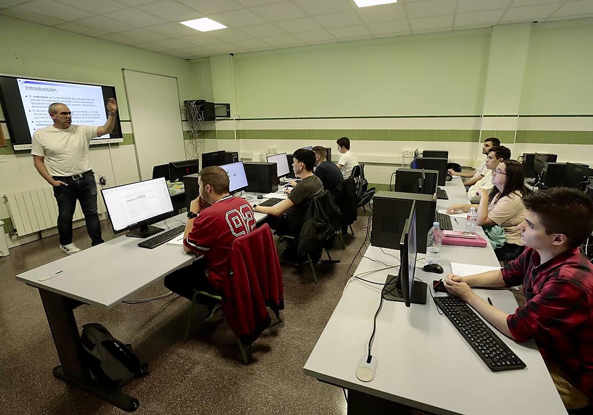Un aula del IES Galileo, durante una clase de Formación Profesional, donde se denunciaba la falta de profesores en los institutos en 2023.