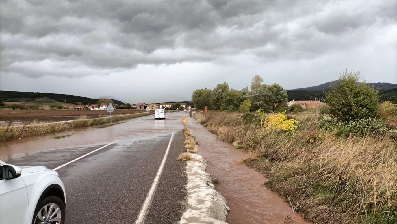 El río Rubagón anega carreteras en el norte palentino