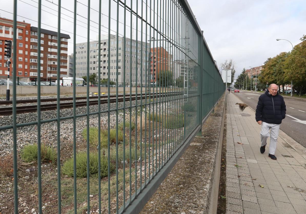 Cerramiento del ferrocarril a su paso por Palencia.