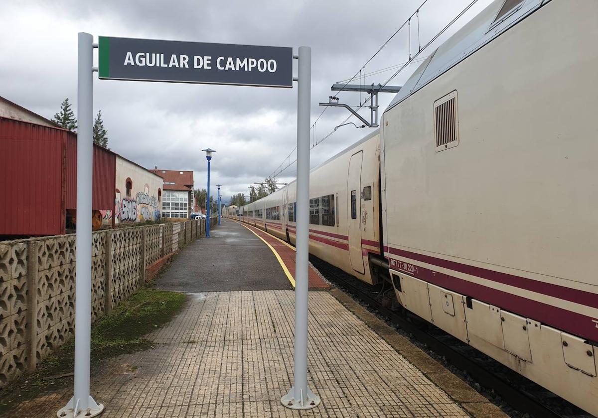 Tren del trayecto entre Madrid y Santander, parado en la estación de Aguilar.