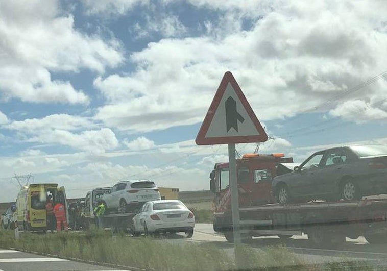 La ambulancia traslada a los heridos mientras la grúa carga los coches siniestrados.