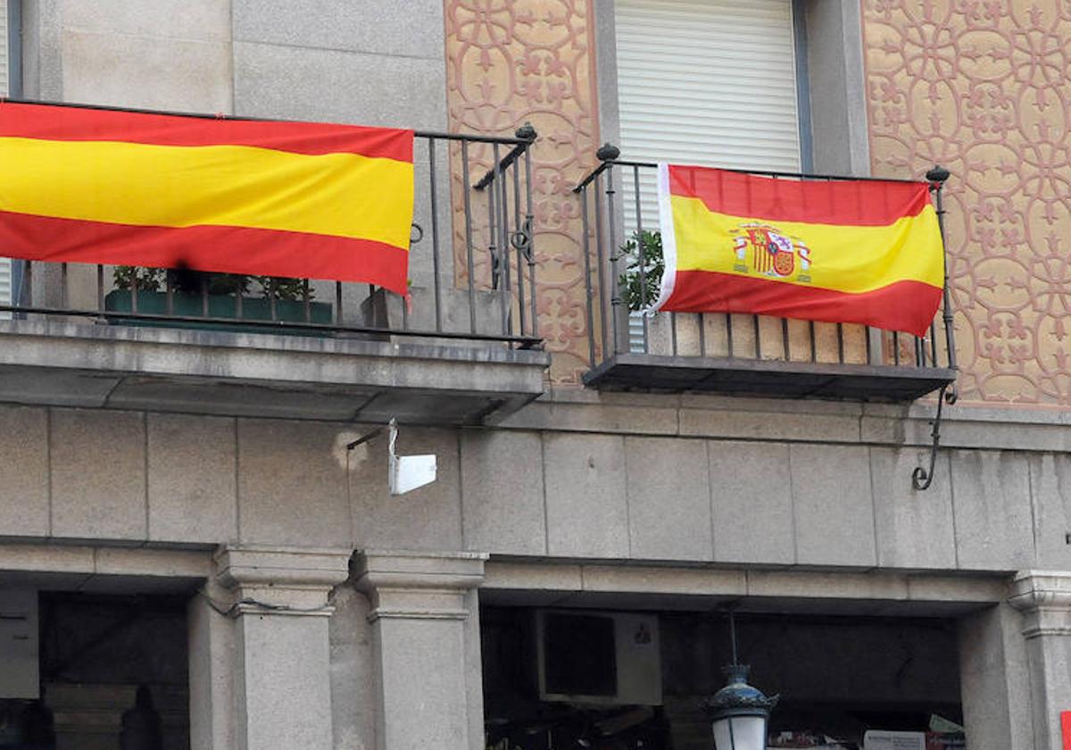 Banderas de España en balcones de la avenida del Acueducto.