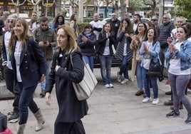 Los representantes de la plantilla de Bimbo animados por sus compañeros ayer.