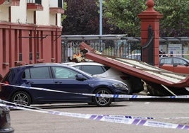 La cubierta, caída sobre varios coches en el edificio de la calle Estación.