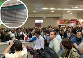 Aglomeración de viajeros, este miércoles por la tarde, en la estación de Chamartín, donde ha habido apagones en las pantallas de información (en el círculo).