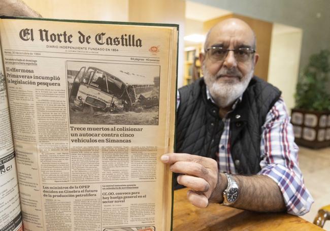 El guardia civil jubilado Jesús Bermejo, en la hemeroteca de El Norte, muestra la portada que recogió el accidente mortal.