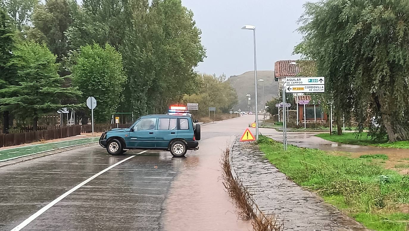 El río Rubagón anega carreteras en el norte palentino