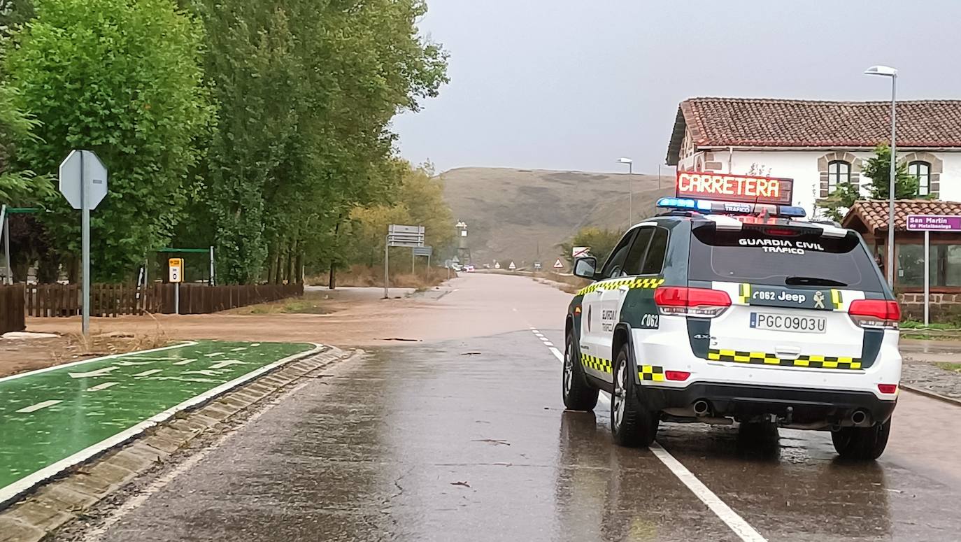 El río Rubagón anega carreteras en el norte palentino