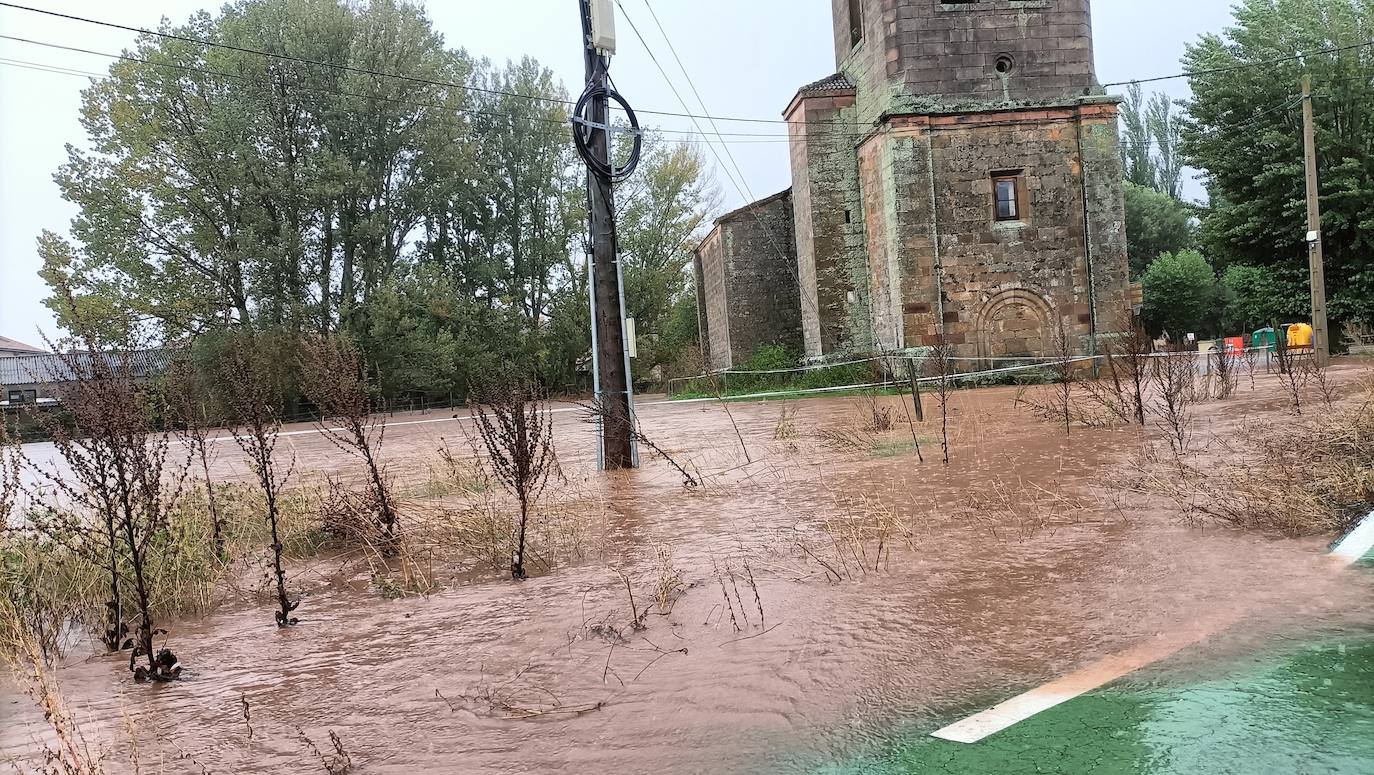 El río Rubagón anega carreteras en el norte palentino