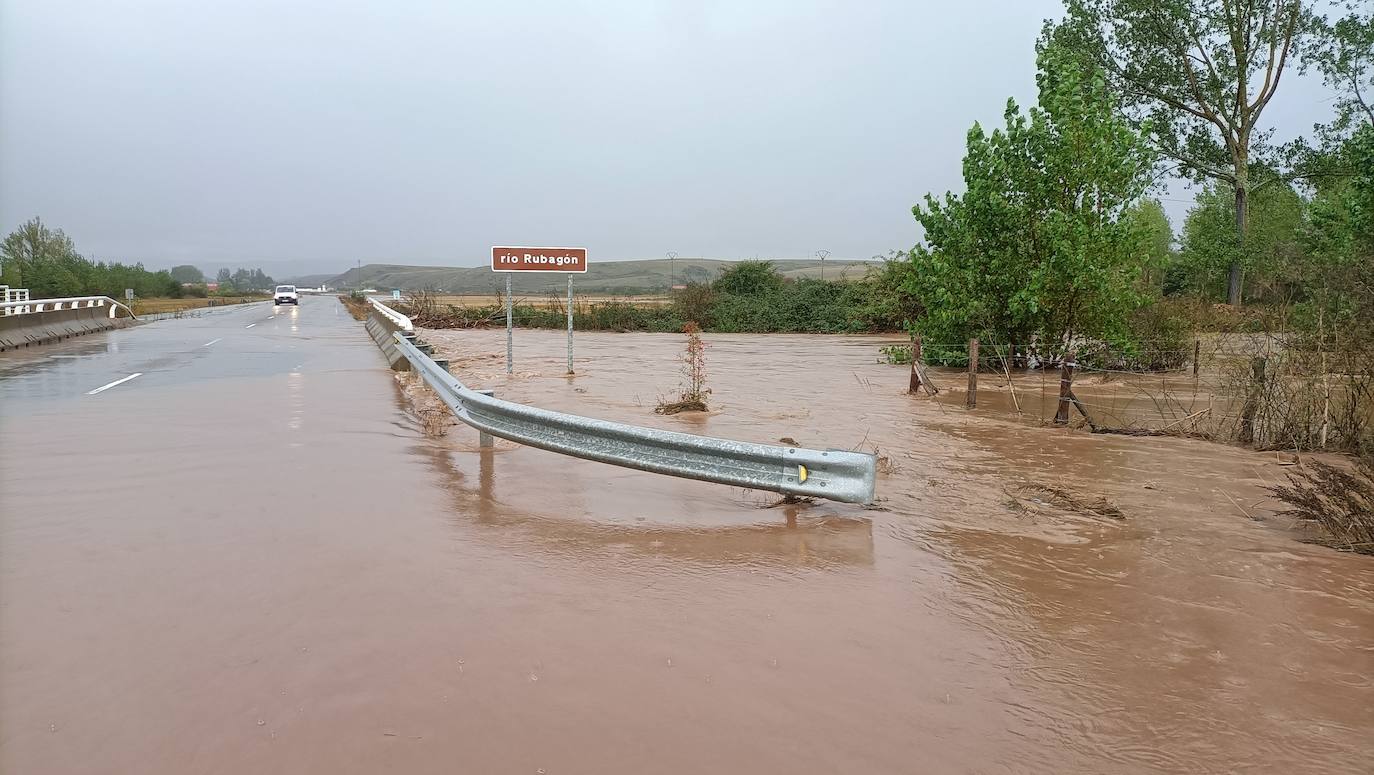 El río Rubagón anega carreteras en el norte palentino