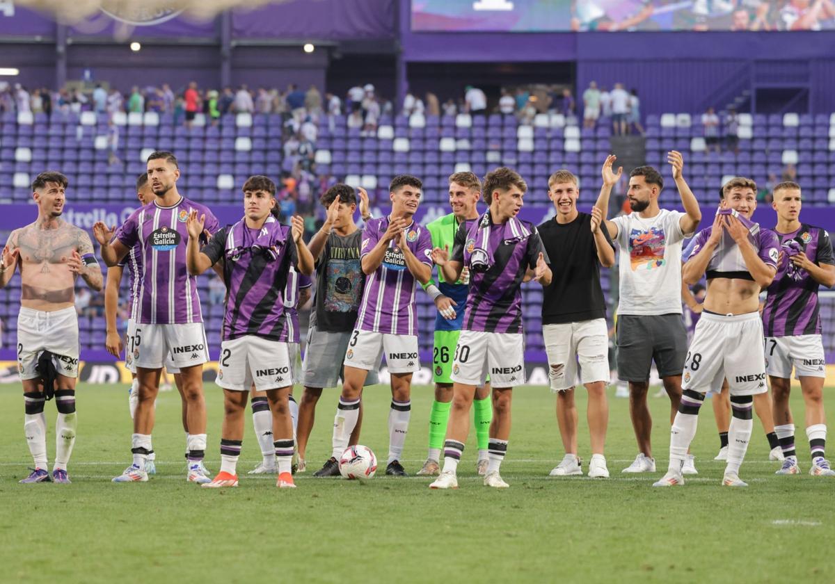 Los jugadores del Real Valladolid aplauden a sus aficionados tras el partido con el Espanyol.