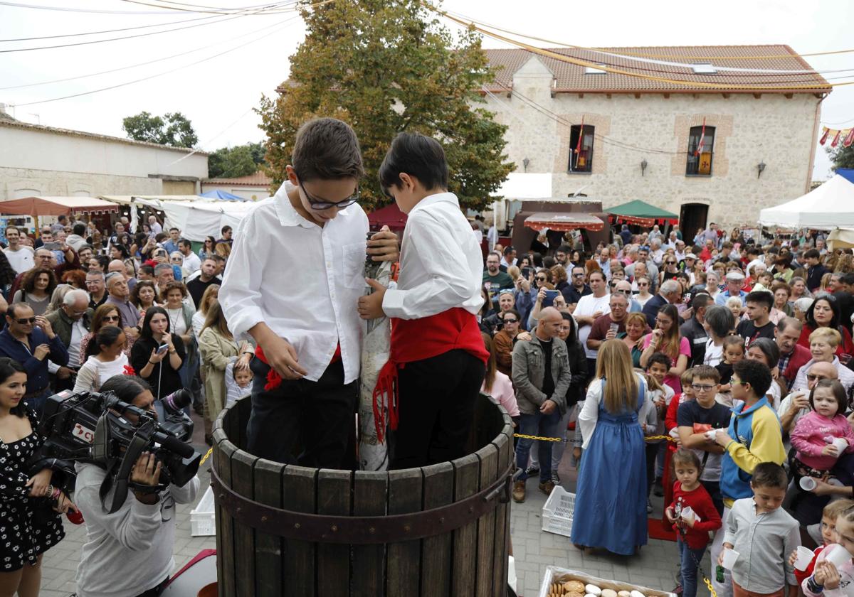 Pisado tradicional de la uva en la Feria del Vino de Quinyanolla de Onésimo.