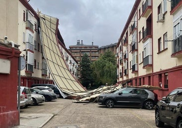 El vendaval Kirk arranca de cuajo un tejado frente a la estación de trenes