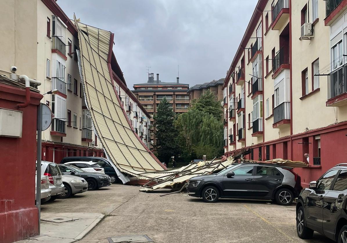El vendaval Kirk arranca de cuajo un tejado frente a la estación de trenes