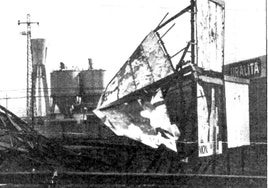 Vallas destrozadas por el vendaval del 25 de febrero de 1989 ante la fábrica de Uralita de la carretera de Madrid.