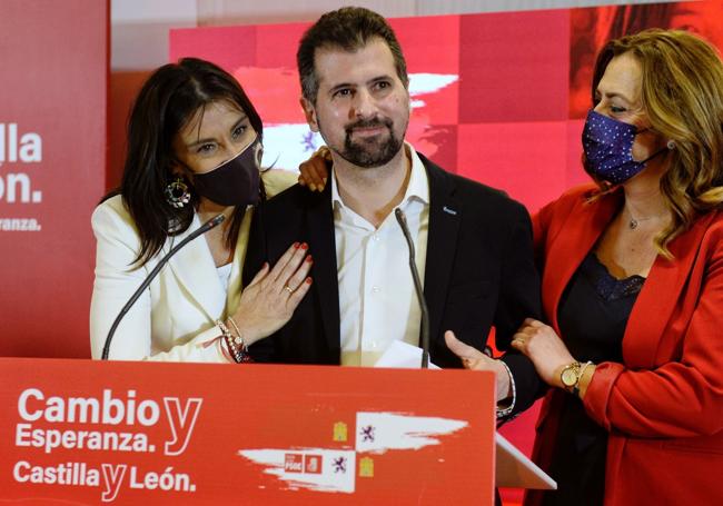 Luis Tudanca, entre Ana Sánchez y Virginia Barcones en la noche electoral del 13F de 2022, cuando perdió las elecciones autonómicas anticipadas ante Mañueco.
