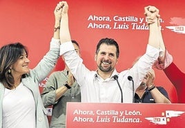 Luis Tudanca, entre Ana Sánchez y Virginia Barcones en 2019, cuando se alzó con el triunfo en las elecciones autonómicas del 26M.