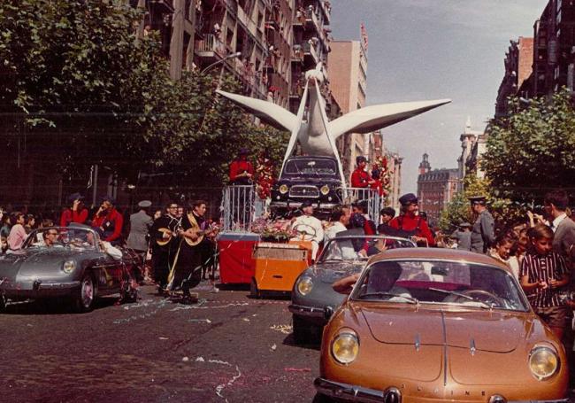 Año 1964, desfile de carrozas en las Ferias. Vehículos Alpine y 4 L, de la marca Renault.