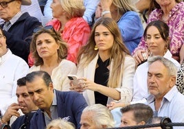 Ana Soria, con el móvil, estuvo acompañada en la plaza de toros de Valencia, por su madre.