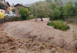 El río Rubagón se desbordó este miércoles a su paso por la localidad palentina de Barruelo de Santullán.