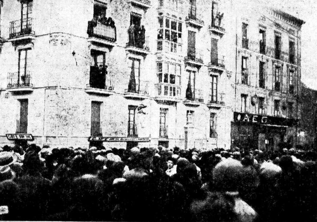 Imagen principal - Arriba, el público vallisoletano contempla el ascenso de Néstor Lopes a un edificio de la calle de Santiago en marzo de 1929. Abajo, caricatura del portugués por Geache y una foto suya de 1928.