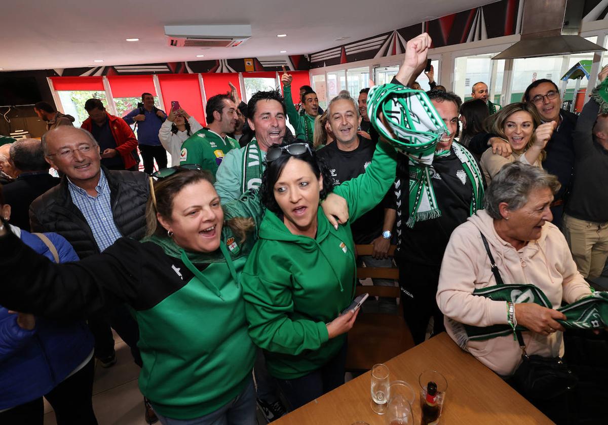 Jugadores, directivos y aficionados siguen el sorteo en el bar de las piscinas de Villamuriel.