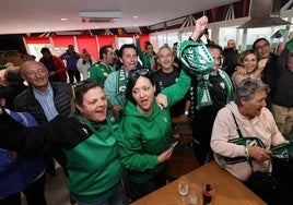 Jugadores, directivos y aficionados siguen el sorteo en el bar de las piscinas de Villamuriel.