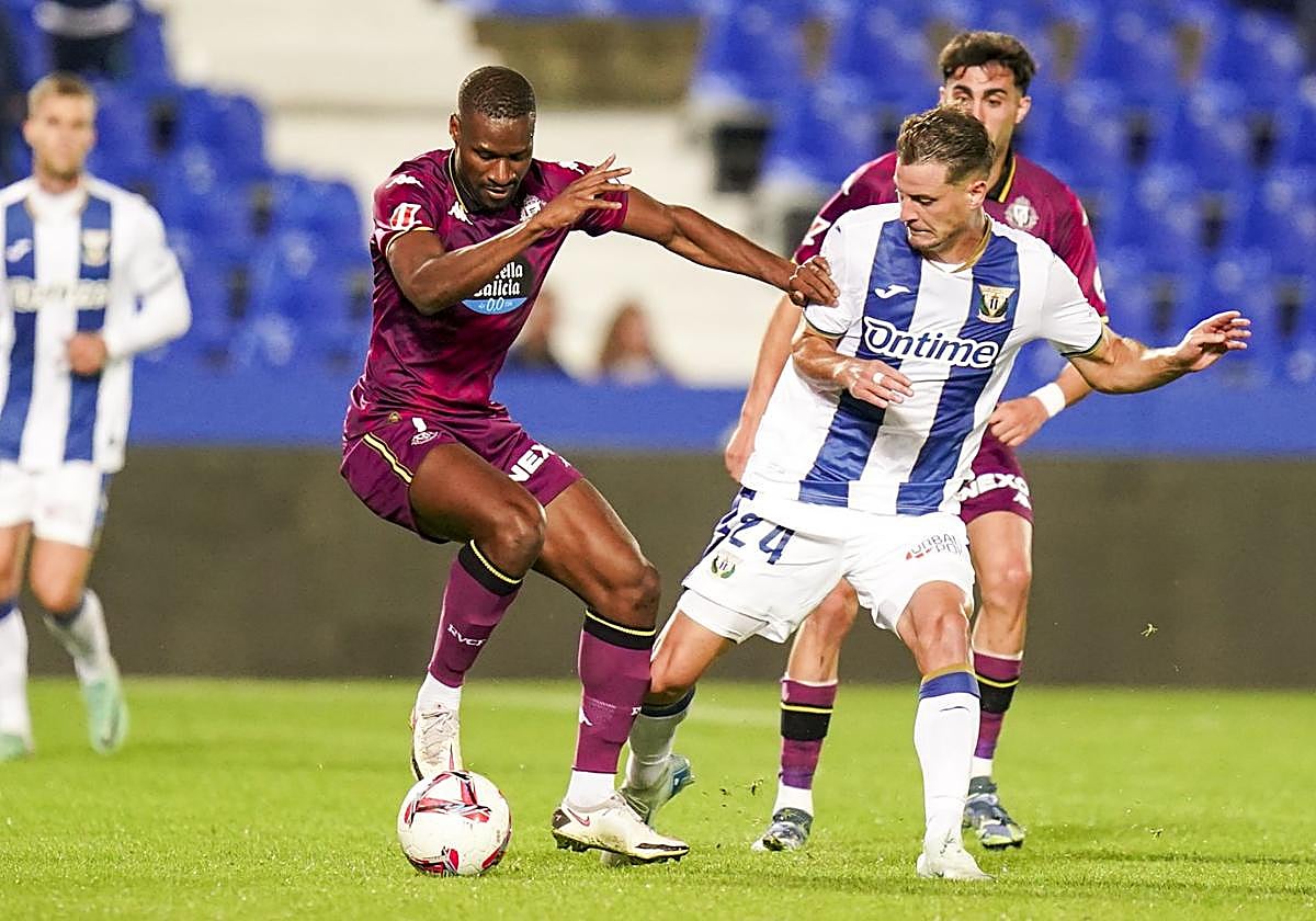 Sylla, que anotó el tanto blanquivioleta en Butarque, presionado por Chicco.