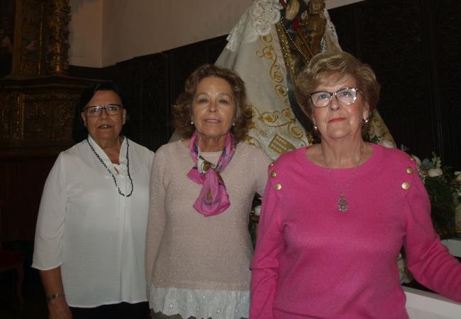 Mari Luz Gimeno (derecha), junto a Rosa Villar y Pilar García.