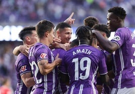 Los jugadores del Real Valladolid celebran el gol de Amallah que puso al equipo por delante ante el Rayo antes de caer por 1-2.