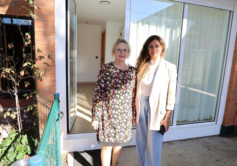 Gloria Vega y Mercedes González frente al garaje reconvertido en dormitorio