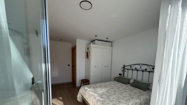 Imagen después - Un garaje convertido en dormitorio en un chalet del pinar