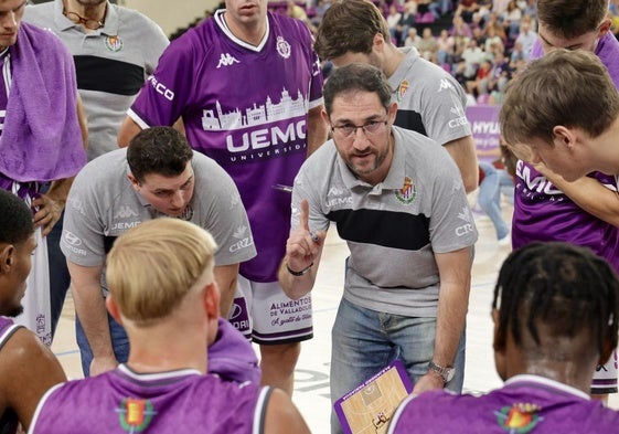 Lolo Encinas da instrucciones en un tiempo muerto en Pisuerga, en el partido de pretemporada ante Palencia.