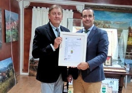 El alcalde de Brañosera, Jesús Mediavilla (izquierda), junto con el director de certificación de Kiwa España, David Verano.